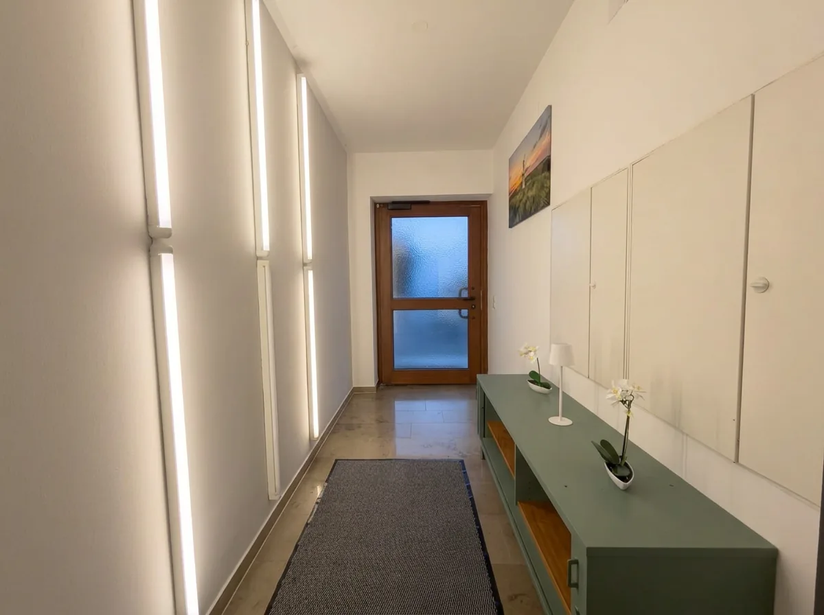 Eingangsbereich der Kola Pension mit Sideboard