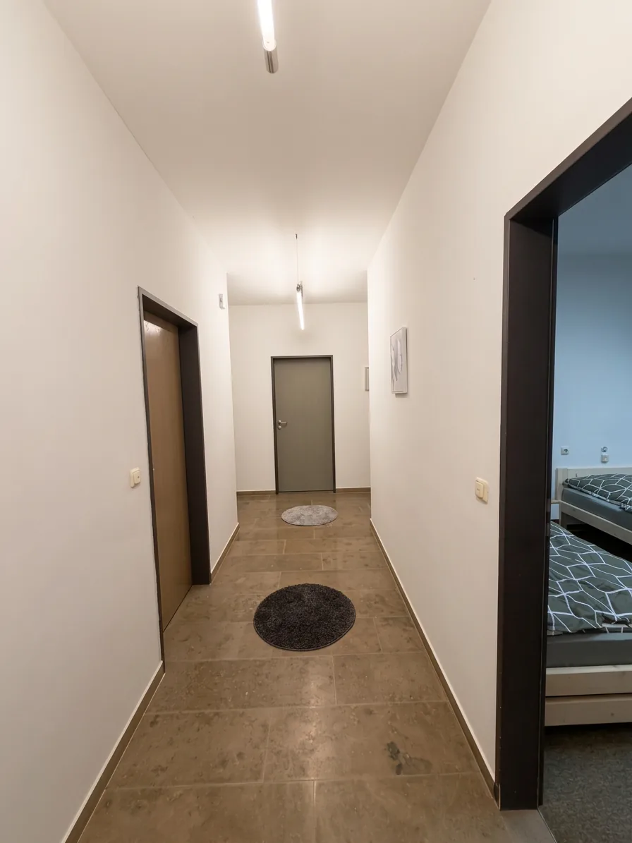 Flur der Kola Pension mit Blick in ein Zimmer