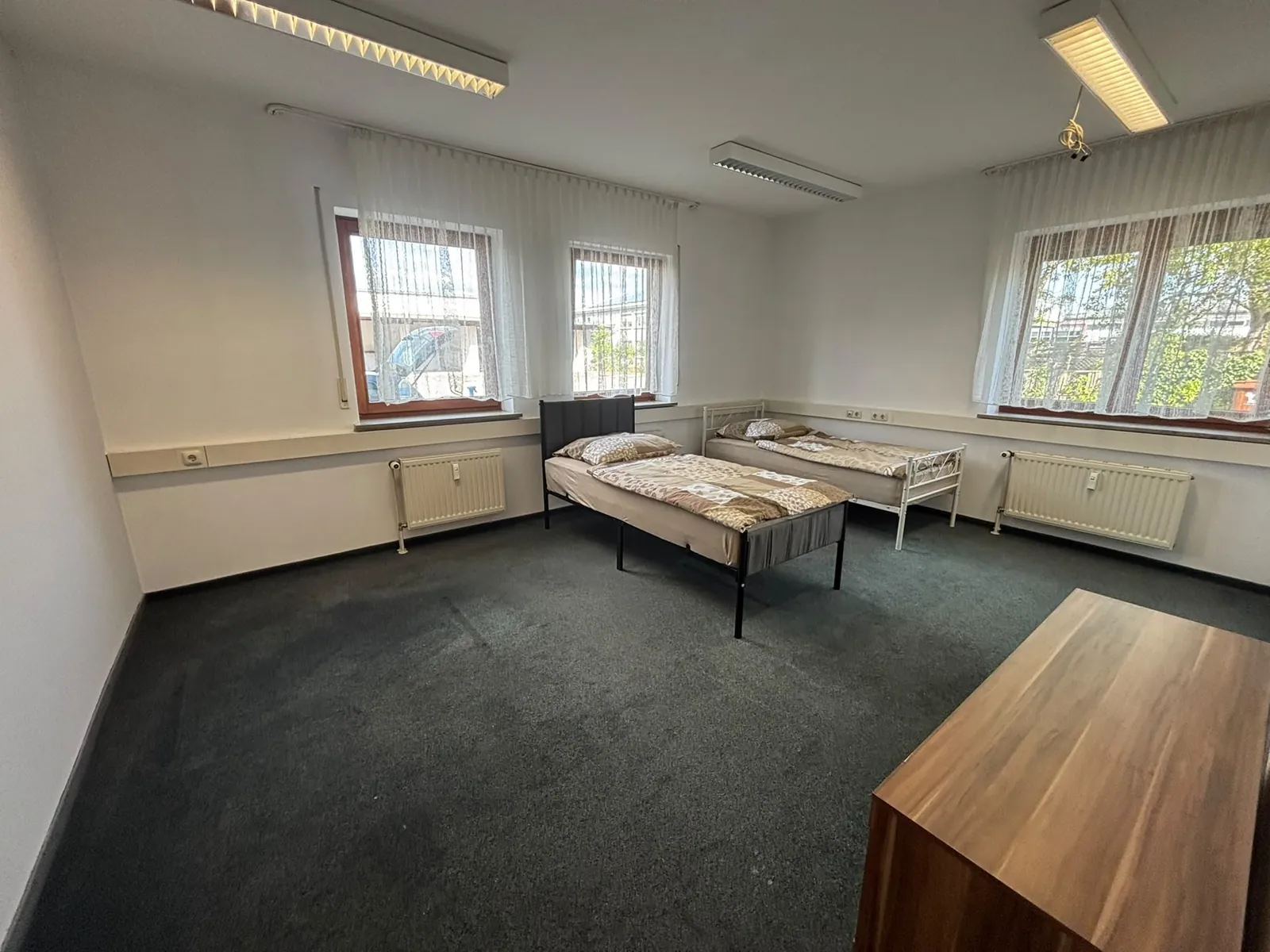 Geräumiges Zimmer der Kola Pension mit Tisch